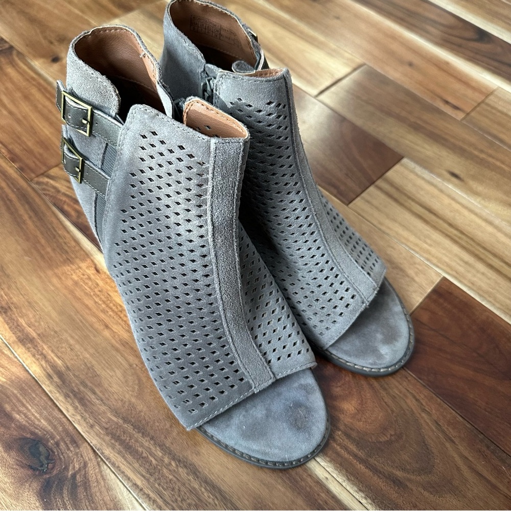Vionic aloft chryssa leather booties. Size 9